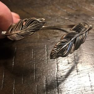 EUC Feather detailed open bangle silver bracelet